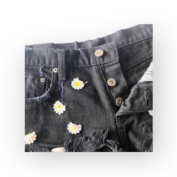 new LF Carmar ❉ Daisy Embroidery Embellished Cut Off Frayed Denim Shorts ❉ Black - Picture 13 of 16
